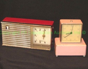 lot 131 image: Mid-century Channel Master transistor radio and Semca 4 jewel desk clock