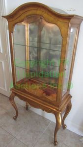 lot 647 image: Vintage Venetian gold arched and illuminated display cabinet with recessed pullout shelf, glass shelves, 33 x 15.5 x 66