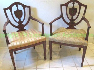 lot 586 image: Antique late Victorian era shield portrait back Hepplewhite Style accent chairs matches lot 583, Pair