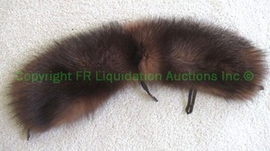 lot 572 image: Genuine mink fur collar