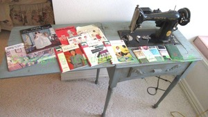 lot 716 image: Singer electric sewing machine Model 66-16 (1947 w manual) with storage sewing table, matching crewel top bench and accessories