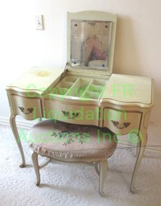 lot 718 image: Vintage French provincial dressing vanity with hinged top and compartment interior (39.5 x 19 x 30) w matching crewel top bench