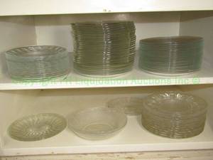 lot 261 image: Arcoroc France and other glass serving plates