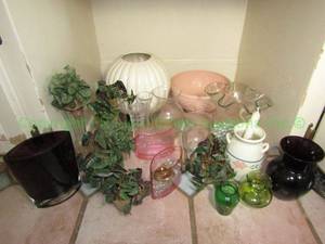 lot 262 image: Assorted vases and faux floral