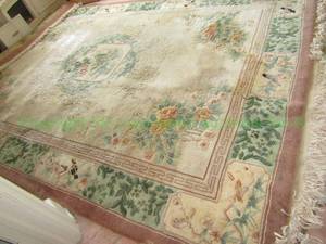 lot 215 image: Large Room size sculptured area rug, needs cleaned