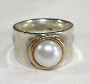 lot 415 image: 18K Italian Gold two tone Band Ring with inset Pearl. Marked 18K Italy. Size 8 Pearl appears genuine but needs cleaning