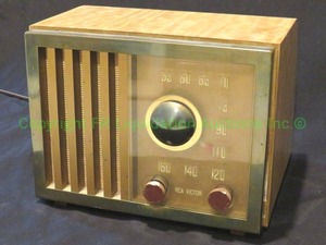lot 660 image: Vintage 1948 RCA VICTOR Model 75X16 AM wood grain painted Bakelite tube radio. Brass trim, red Bakelite buttons