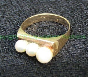 lot 664 image: 10K Graduated Pearl Ring. Marked 10K  Size 6.5