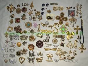 lot 670 image: Selection of pins and brooches, Various themes and styles, conditions