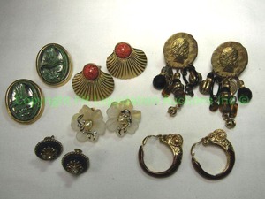 lot 685 image: Earring Selection. Includes Coin Clip Earrings, oversized oval scarab beetle clip earrings with patinated finish , signed Dauplaise earrings, signed Stannard Ram Earrings and signed Coro screw back Earrings