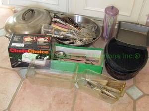 lot 267 image: Aluminum Magnalite Roaster and kitchen accessories plus