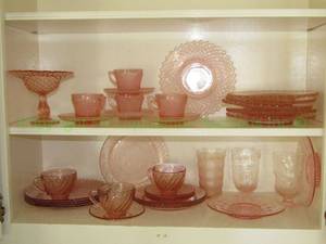 lot 208 image: Vintage Pink depression glassware MISS AMERICA diamond pattern