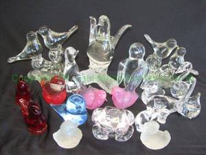 lot 345 image: Crystal and glass birds Includes Goebel, Larson and Scandinavian Norsk Hadeland as shown