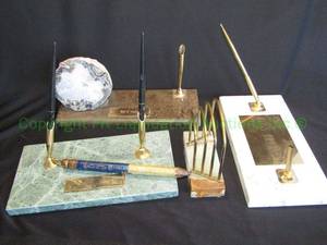 lot 285 image: Marble base desk accessories including thunder egg geode specimen plus