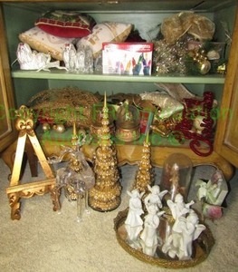 lot 293 image: Christmas dcor, ceramic angels, mirrored tray, easel and more