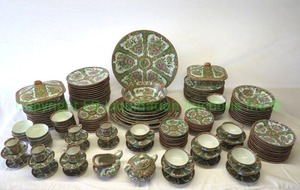 lot 224 image: Antique Chinese export Famille Rose porcelain serving set, generous quantity set (Large bowl has been broken and repaired)