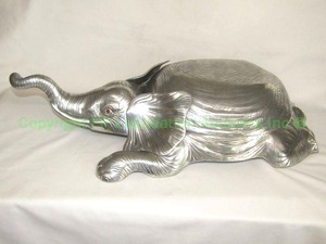 lot 386 image: Arthur Court designs cast polished aluminum large elephant center piece lidded serving bowl, 26 long