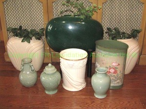 lot 389 image: Jaru Belgian vase, Andrea by Sadek, San Miguel and other vases as shown