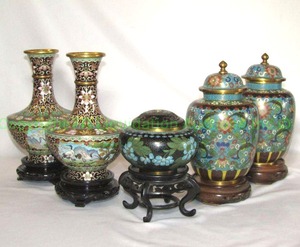 lot 364 image: Enamal Cloisonne ginger jars, vases and squat jar each on wood pedestal stand, Tallest is 11