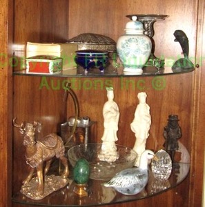 lot 460 image: Assorted vintage collectibles includes silver plate clam shell jewelry box, Beefeater figure, crystal egg plus as shown
