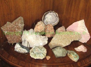 lot 461 image: Assorted thunder egg geode and rock specimens including rose quartz or pink calcite or pink aragonite, selenite and more as shown