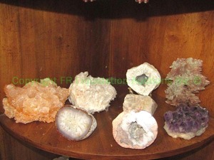 lot 462 image: Assorted geode and rock specimens including rough amethyst, tangerine quartz and more as shown