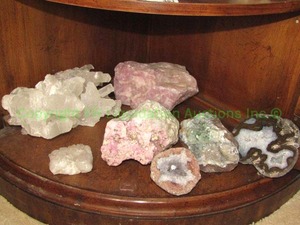 lot 463 image: Assorted geodes, rock and quartz, rose quartz specimens as shown including agate geode thunder egg
