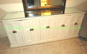 lot 520 image: White wood credenza with fitted mirror top, interior drawers and shell handles