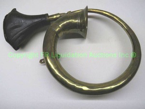 lot 509 image: Antique brass buggy horn (Bulb is hardened and cracked)