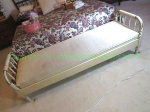 lot 503 image: Retro cushioned day bench