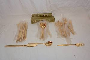 lot 136 image: Golden Bouquet Set