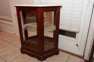 lot 126 image: Illuminated Furniture (Front Pane is missing the glas)