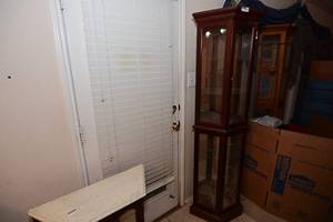 lot 127 image: Wooden Display Case With Lights (One Pane of Glass is Broken)