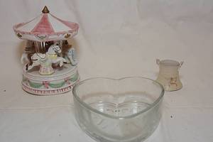 lot 186 image: Wind Up Ceramic Carousel Made in Japan, Retro Glass