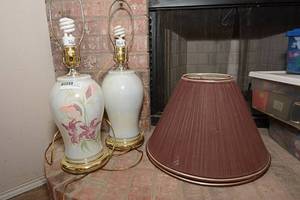 lot 147 image: 2 Lamps with Lamp Shades