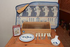 lot 101 image: The Pilsbury Doughboy Butter Knives, The Pilsbury Doughboy Plate, The Pilsbury Doughboy Ladle Holder, The Pilsbury Doughboy Plate Rack