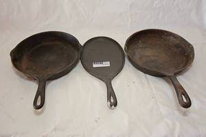 lot 187 image: Wagners 1891 Original Cast Iron Cookware10.5 Inch Skillet, El Paso Chile Co. Cast Iron Skillet, Wagner Cast Iron Skillet