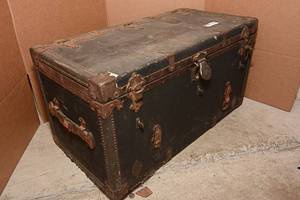 lot 46 image: Mid Century Kamlee Auto Trunk 1900-1940