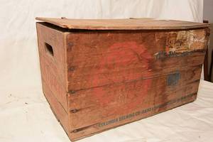 lot 28 image: Vintage Columbia Brewing Comany Beear Wooden Crate with Assorted Beer Bottles