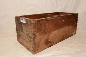 lot 33 image: Everlasting Valve Co Vintage Wooden Box