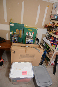 lot 6 image: Assorted Halloween Decorations