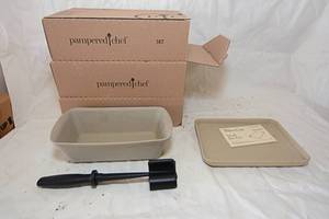 lot 11 image: Pampered Chef Stone Ware Loaf Pan x3, Pampered Chef Small Bar Pan