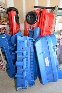 lot 13 image: Red And Blue Car Bed Frame (2 beds)