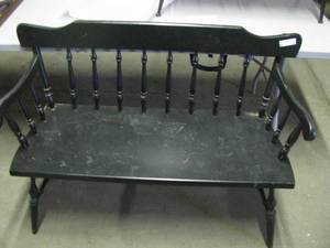 lot 5 image: American replica wooden bench