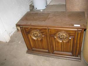 lot 9 image: Midcentury Hi-Fi Console w Turntable