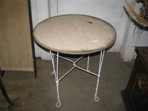 lot 11 image: Vintage twisted metal parlor table