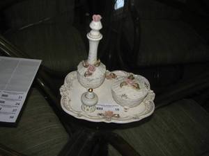 lot 18 image: Vanity Set in cremepink rose