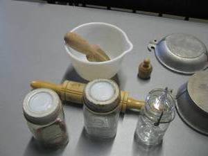 lot 24 image: Vintage cooking w Guadianware pcs.