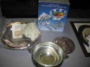 lot 32 image: Silver plate serving ware- 3 trays, 2 dishes, and one gift box