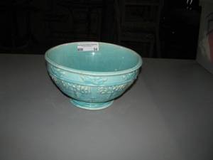 lot 54 image: Vintage Porcelain serving bowl &amp Covered Pyrex Dishes